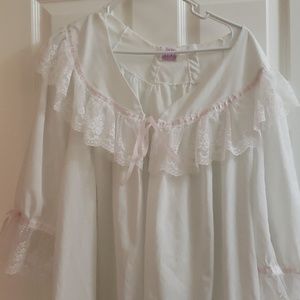 Vintage White Pegnoir